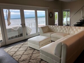 Smart TV, fireplace, DVD player, stereo