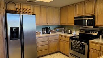 Jääkaappi, mikroaaltouuni, uuni, liesi