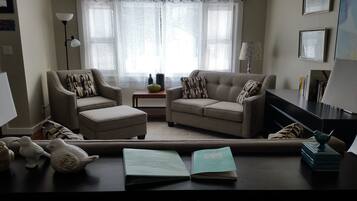 Flat-screen TV, fireplace, books