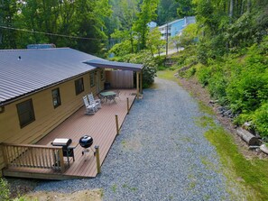 Outdoor dining - Boone/Banner Elk 3 Bedroom Pet Friendly Mountain Home  (Banner Elk)