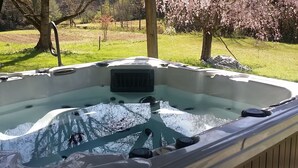 Outdoor spa tub - Dragon  1 mile / Jacuzzi 
Plenty of parking.
   (Tallassee)