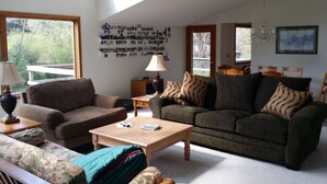 Living area - Dragon  1 mile / Jacuzzi 
Plenty of parking.
   (Tallassee)