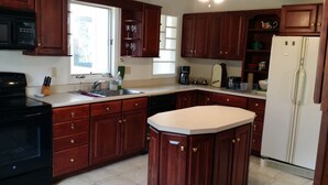 Private kitchen - Dragon  1 mile / Jacuzzi 
Plenty of parking.
   (Tallassee)
