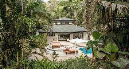 Villa de cuatro dormitorios en la playa, justo al lado de Banana Beach. A pasos de la playa.
