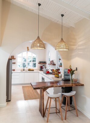 冷蔵庫、オーブン、コンロ、コーヒー / ティーメーカー