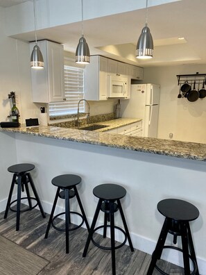 Geladeira, micro-ondas, cooktop, lava-louças