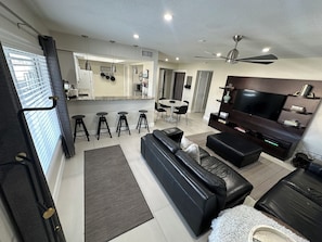 Smart TV, videogames, DVD player, videoteca