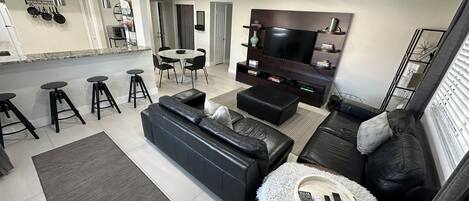 Smart TV, videojuegos, reproductor de DVD y videoteca