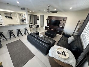 Smart TV, videogames, DVD player, videoteca