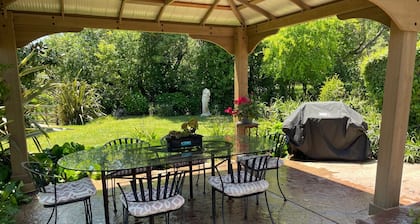 Private Cottage, Amazing Gardens within a Gated Estate - True European Charm!