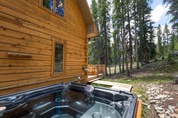 Outdoor spa tub - Beautiful cottage so close to Breck (Breckenridge)