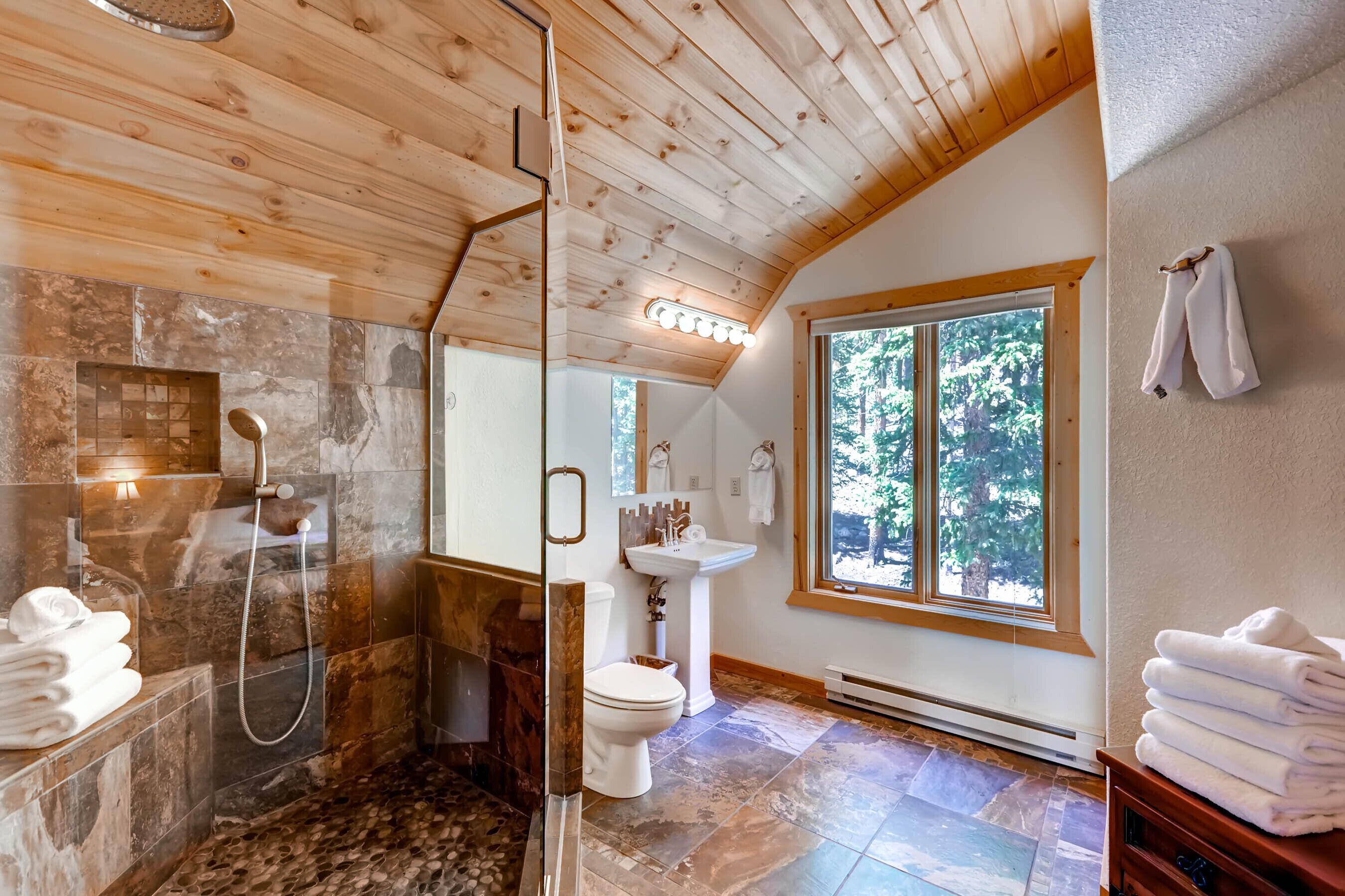 Shower, jetted bath, hair dryer, towels