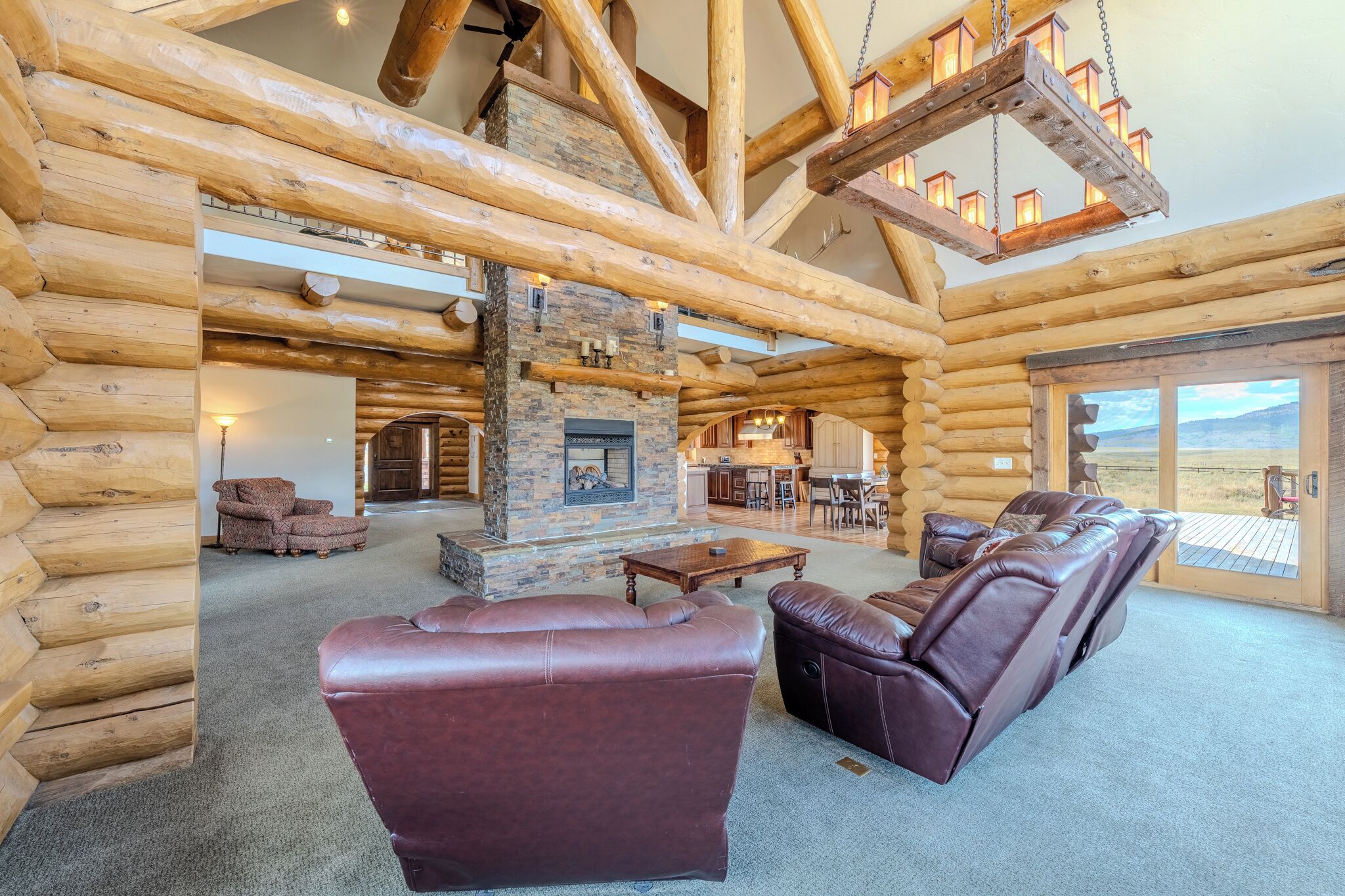 Smart TV, chimenea, reproductor de DVD y futbolito 