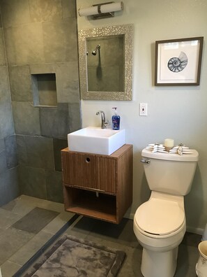 Kombination af bruser/badekar, hårtørrer, håndklæder, Toiletpapir