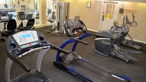 Ett gym med löpband, crosstrainers och styrketräningsmaskiner.