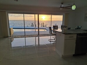 المنشأة من الداخل