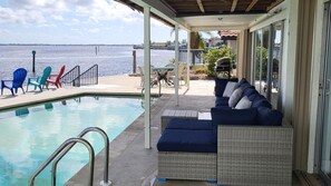 حمّام سباحة خارجي، حمّام سباحة مُدفَّأ