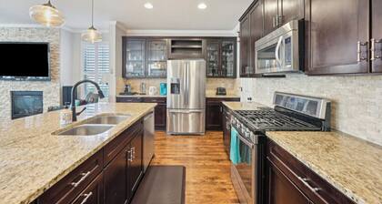 Upscale, Spacious Farmhouse in Central Denver