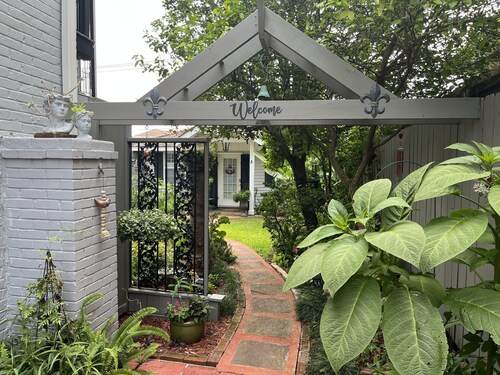 Private separate guest cottage. Beautifully landscaped gated courtyard setting.