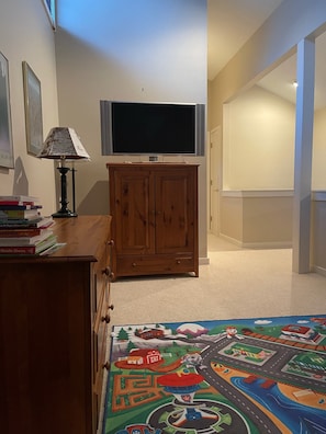 Loft area - Just steps to the lifts at Beech Mountain. Get your skis & boards Ready! (Beech Mountain)