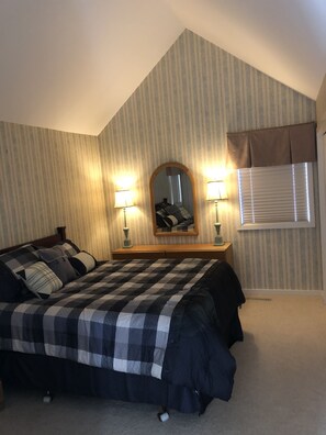 Guest bedroom with queen size tempurpedic bed - Just steps to the lifts at Beech Mountain. Get your skis & boards Ready! (Beech Mountain)