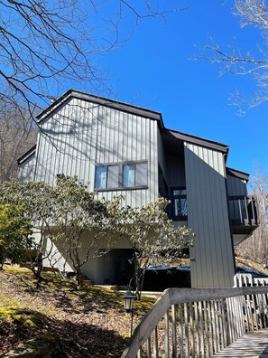 Exterior from side - Just steps to the lifts at Beech Mountain. Get your skis & boards Ready! (Beech Mountain)