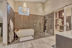 Bathtub, hair dryer, bidet, towels - KIERLAND FINEST+PRIVATE YARD+CUSTOM HOME+ALL TOILETRIES PROVIDED! ⭐️⭐️⭐️⭐️⭐️ PROPERTY (Scottsdale)