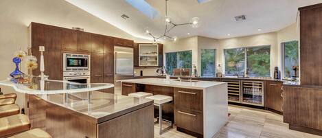 冷蔵庫、電子レンジ、オーブン、コンロ