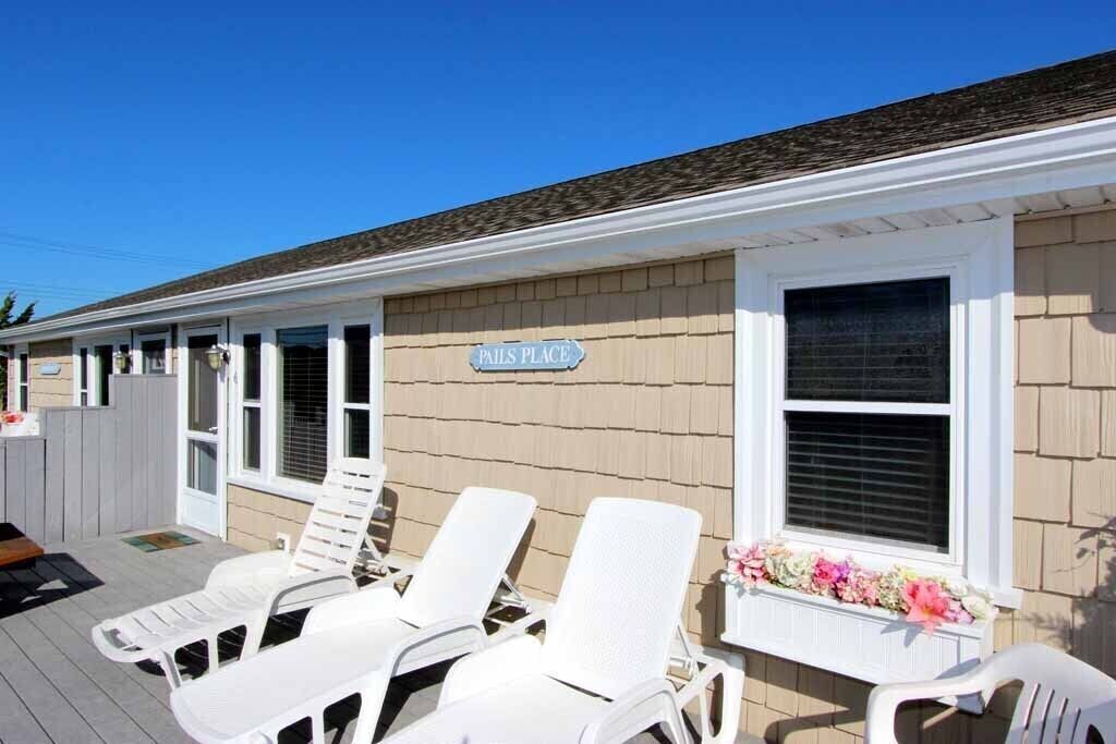 Beautiful 3 bedroom cottage with huge deck and walk to private beach! 