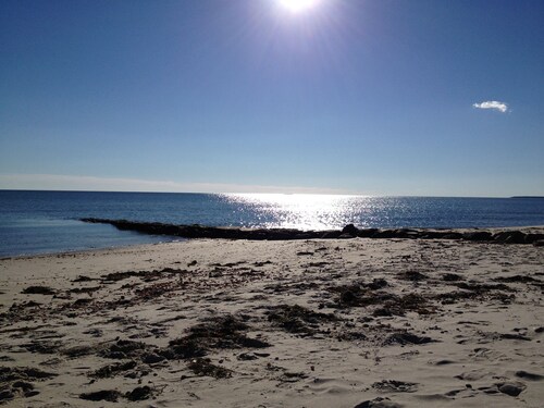 Kaunis 3 makuuhuoneen mökki valtava kannella ja kävellä yksityiselle rannalle! 