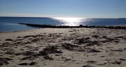 Kaunis 3 makuuhuoneen mökki valtava kannella ja kävellä yksityiselle rannalle!