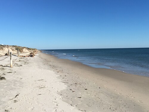 Beautiful 3 bedroom cottage with huge deck and walk to private beach! 