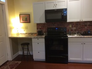 雪櫃、微波爐、焗爐、爐具