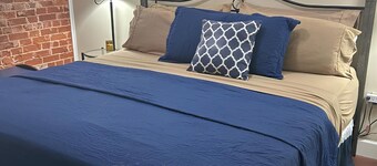 LU-ZAN SUITES, SUITE A