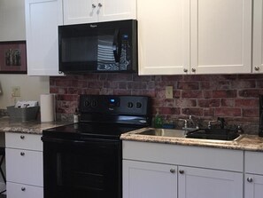 Frigorifero, microonde, forno, piano cottura