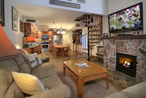 Fernseher, Kamin, DVD-Player