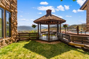 Outdoor dining - Columbine 2107 (Crested Butte)