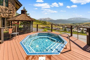 Outdoor spa tub - Columbine 2107 (Crested Butte)