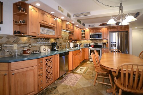 Condominio ski-in / ski-out con 3 dormitorios, 3 baños. Chimenea de leña.