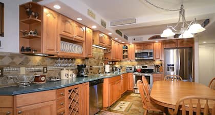 Condominio ski-in / ski-out con 3 dormitorios, 3 baños. Chimenea de leña.