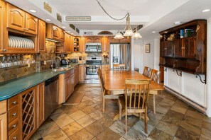 Wasserkocher mit Kaffee-/Teezubehör, Kühlschrank, Mikrowelle, Ofen