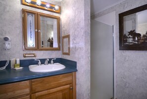 Ensemble douche/baignoire, sèche-cheveux, serviettes fournies