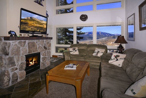 Fernseher, Kamin, DVD-Player