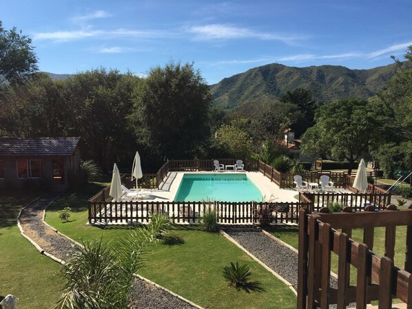 Una piscina al aire libre de temporada