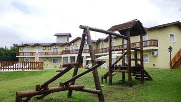 Área de juegos infantiles al aire libre