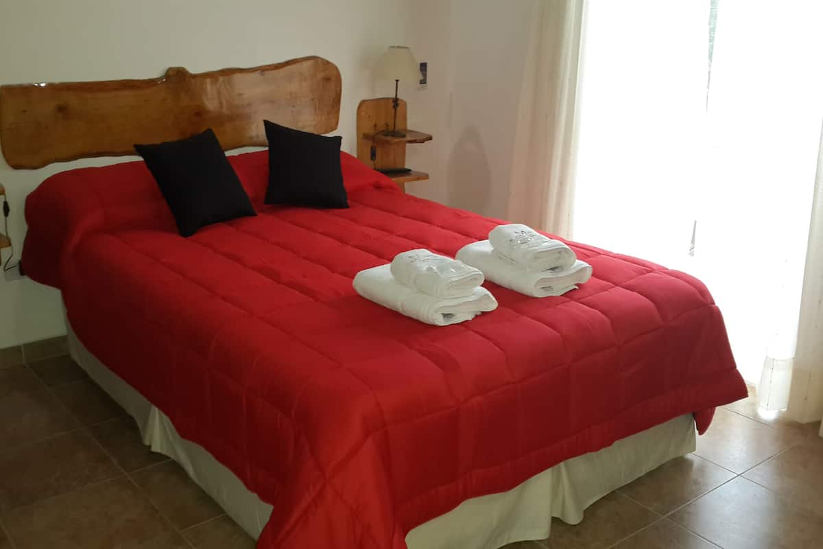 Minibar, cortinas blackout y tabla de planchar con plancha