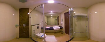 Un baño pequeño con ducha de vidrio, lavamanos e inodoro.