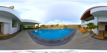Una piscina cubierta