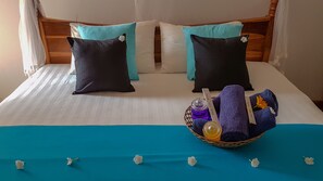 Frette Italian sheets, premium bedding, individually decorated - White Villa Beach Resort (Thalaramba)
