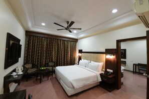 客房内保险箱、折叠床/加床（额外收费）、免费 WiFi